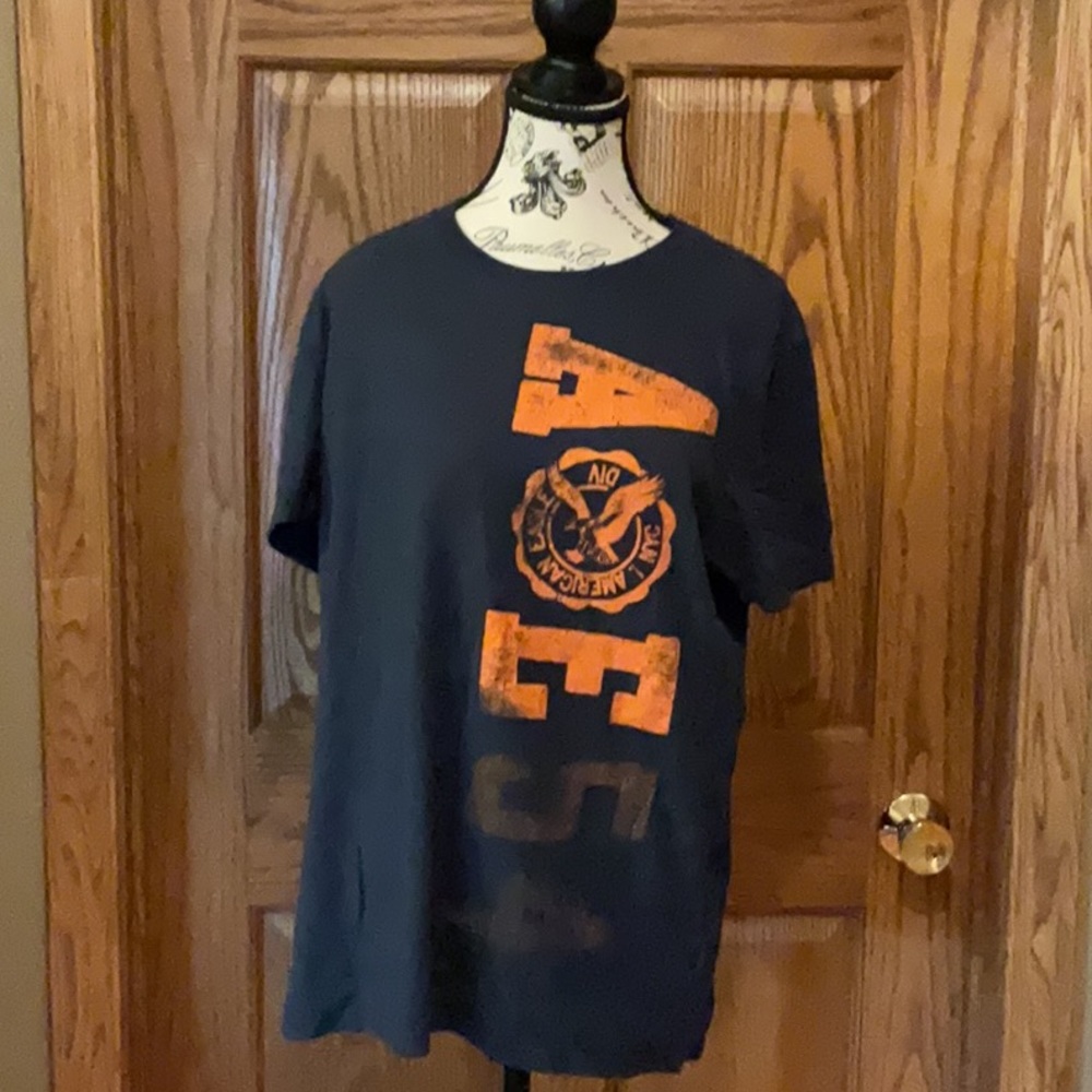 Navy AE Men’s L crewneck T shirt.